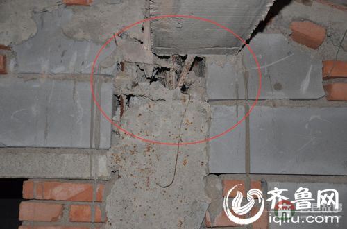 莒縣寨里河鎮(zhèn)雙石頭村樓房開(kāi)裂，樓上倒水樓下下雨