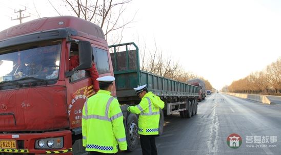民警對車輛進行仔細檢查