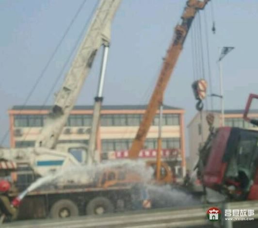莒縣陵陽(yáng)鎮(zhèn)又發(fā)生車禍，東上莊油罐車側(cè)翻，導(dǎo)致交通擁堵