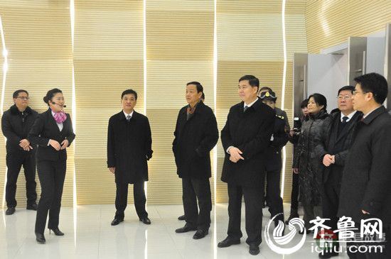 濟南市委副書記、市長楊魯豫等領(lǐng)導(dǎo)參觀汽車西站內(nèi)部