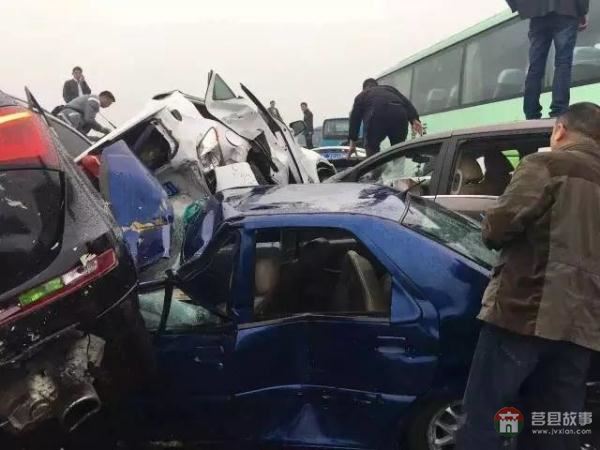 行車記錄儀視頻曝光！滬蓉高速25車連環(huán)相撞原因找到了