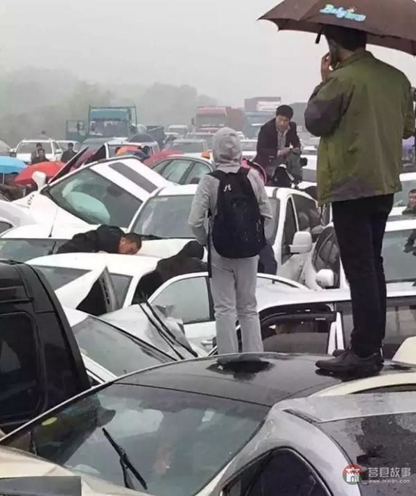行車記錄儀視頻曝光！滬蓉高速25車連環(huán)相撞原因找到了