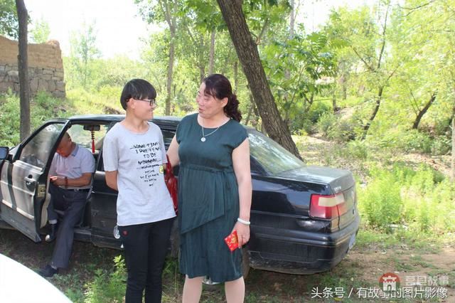 山東莒縣貧寒學(xué)子得高榜，眾人欣喜齊探望