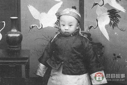 溥儀九歲時有一特殊癖好，宮女聽了羞紅臉，太監(jiān)聽了忍不住笑
