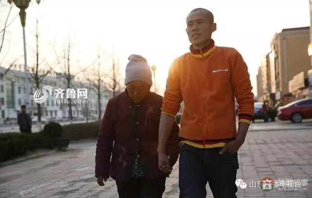 哥哥下落不明，和媳婦離婚，日照小伙帶精神病媽媽打工六年……想有個(gè)家！