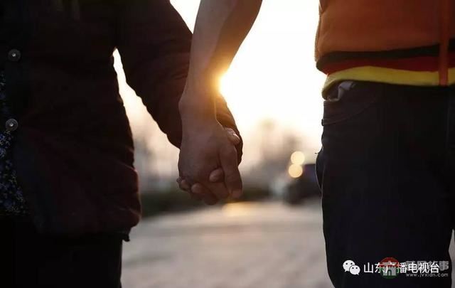 哥哥下落不明，和媳婦離婚，日照小伙帶精神病媽媽打工六年……想有個(gè)家！