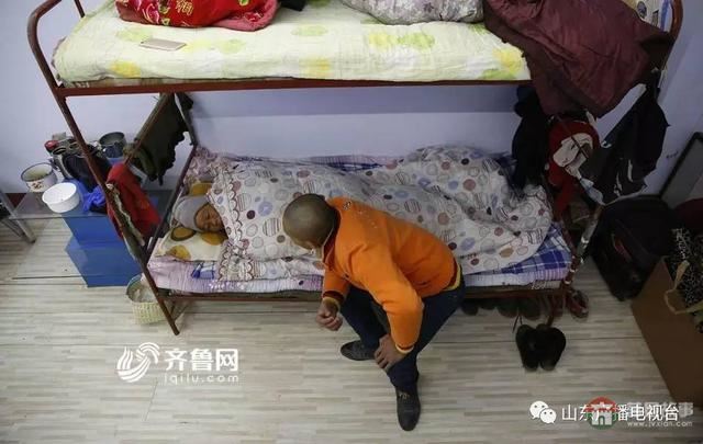 哥哥下落不明，和媳婦離婚，日照小伙帶精神病媽媽打工六年……想有個(gè)家！