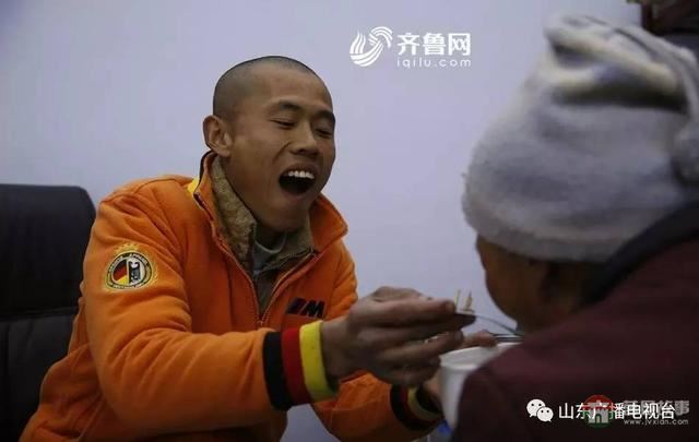 哥哥下落不明，和媳婦離婚，日照小伙帶精神病媽媽打工六年……想有個(gè)家！