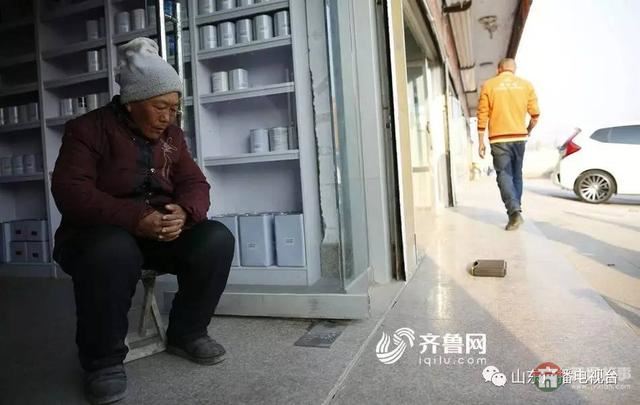 哥哥下落不明，和媳婦離婚，日照小伙帶精神病媽媽打工六年……想有個(gè)家！